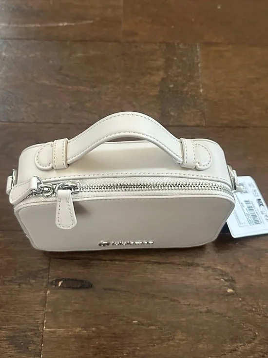 Lululemon Leather Alternative Camera
Crossbody Bag-Cashew NWT - Picture 15 of 16